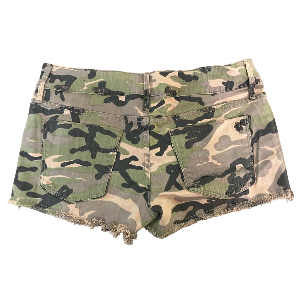 Black Orchid Los Angeles low rise camo distressed cut off shorts - Picture 2 of 13